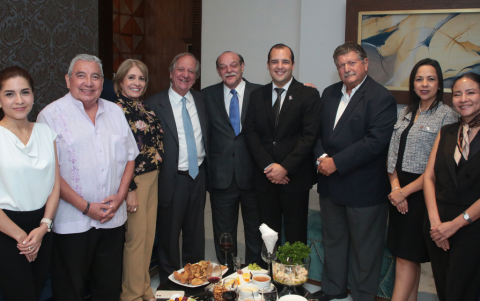 Andrea Arias, Héctor Plaza, Esmeralda de Parodi, Sergio Abreu, Roberto Illingworth, Héctor Yépez, Juan José Pons, Eliana Molina y Nathalie Arias.