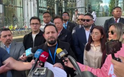 El asambleísta de ADN Adrián Castro acudió a la Contraloría en compañía de varios integrantes de su bancada legislativa.