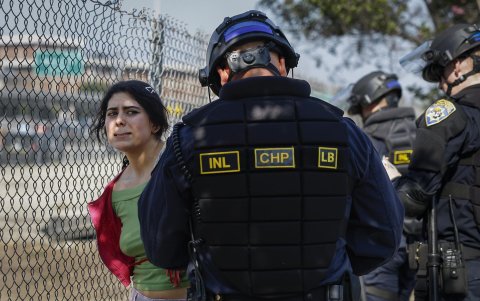 Manifestantes en Los Ángeles protestan contra las redadas migratorias del ICE bajo el gobierno de Trump.