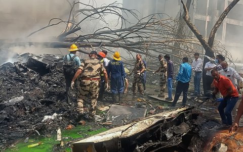 Oficiales de rescate trabajando en el lugar donde el vuelo 171 de Air India se estrelló en una zona residencial cerca del aeropuerto de Ahmedabad.
