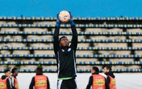 Pedro Ortiz, portero del Emelec, realiza un calentamiento en el estadio Olímpico Atahualpa de Quito.