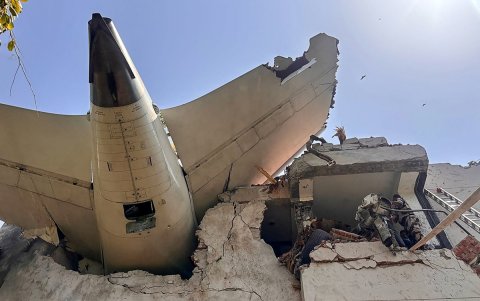 Parte trasera de un avión de Air India tras estrellarse en una zona residencial cerca del aeropuerto de Ahmedabad.