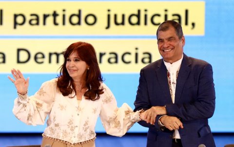 Cristina Kirchner junto a Rafael Correa.