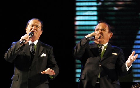 Eduardo (i) y Danilo Miño Naranjo durante un concierto en Quito.