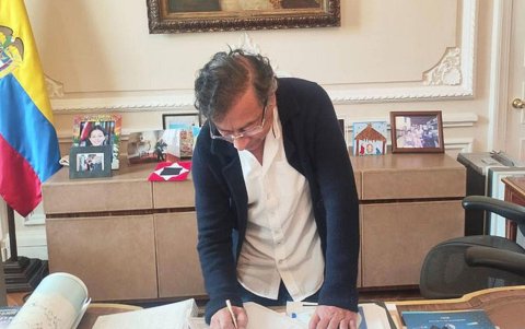 Gustavo Petro firmando el decreto para convocar a una consulta popular sobre su reforma laboral, este miércoles en Bogotá (Colombia).