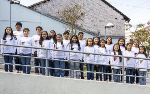 Los pequeños cantante del Coro Infantil fueron los que ilustraron y escribieron microrelatos para lo pasillos.