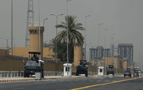 Vehículos blindados de las Fuerzas Antiterroristas iraquíes se despliegan fuera del edificio de la embajada de Estados Unidos en la Zona Verde de Bagdad el 12 de junio de 2025.
