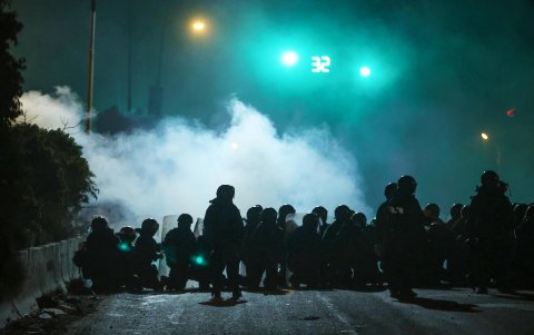 Integrantes de la Policía Boliviana y simpatizantes del expresidente Evo Morales se enfrentan durante una protesta este miércoles, en Vinto (Bolivia).