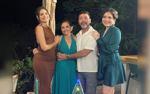 Galo junto a su esposa Glenda y sus hija Nadia y Victoria