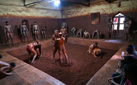Los luchadores entrenan en el Shree Shahu Vijayi Gangavesh Talim, un gimnasio residencial en Kolhapur, en el estado de Maharashtra, India.