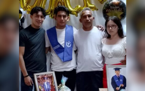 José Barreto junto a sus tres hijos en uno de sus cumpleaños