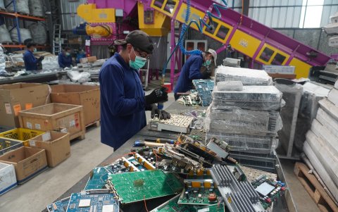 Los usuarios pueden llevar cargadores, audífonos, celulares y tablets en desuso, y depositarlos en contenedores para que sean reciclados.