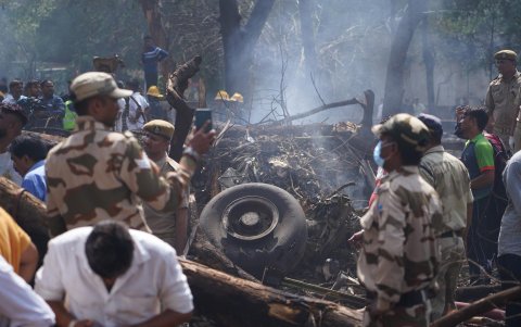 Equipos de rescate trabajan entre los restos del Boeing 787 de Air India, que se estrelló minutos después del despegue.