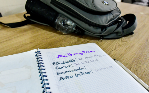 Recuerdos. Sobre la mesa de comedor aún hay cuadernos que quedaron inconclusos de Rick. El adolescente se suicidó el pasado 1 de febrero de 2025.