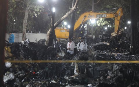 Equipos de rescate trabajan entre los restos del Boeing 787 que se estrelló en Ahmedabad, dejando 241 víctimas fatales.