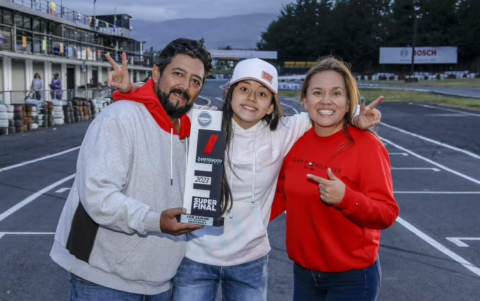Doménika Arellano junto a sus padres, Cristhian Arellano y Ximena Soria.