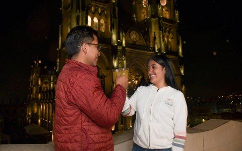 El Mirador Basílica está ubicado entre las calles Carchi y Venezuela, aquí puedes tomar un canelazo y disfrutar de la imponente iglesia de la Basílica.