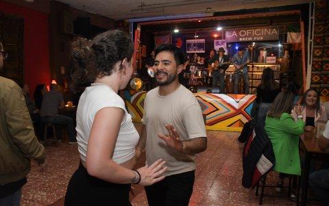 En el bar-restaurante La Oficina, ubicado en a calle Antepara puedes disfrutar de una buena salsa, cumbia, jazz que te pondran a bailar.