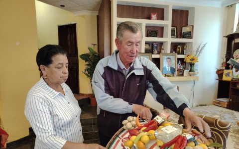 Cada prenda que utiliza, desde el sombrero hasta las zapatillas, tiene un significado que resalta la riqueza ancestral de su pueblo.