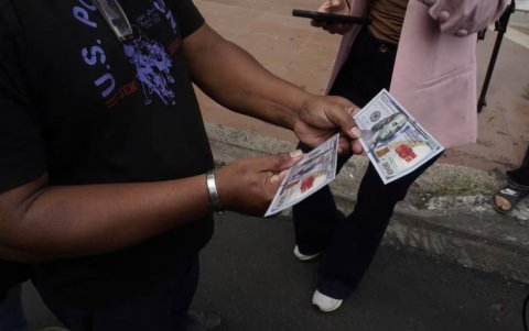 Las volantes que difundió Fuerzas Armadas asemejaban billetes de 100 dólares, pero incluían información sobre el Plan de Recompensas 131.