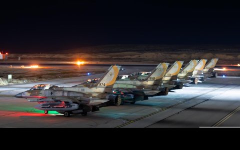 Fotografía cedida por las Fuerzas de Defensa de Israel donde se observan los aviones usados en los ataques del Ejército israelí contra Irán este viernes, en Jerusalén.