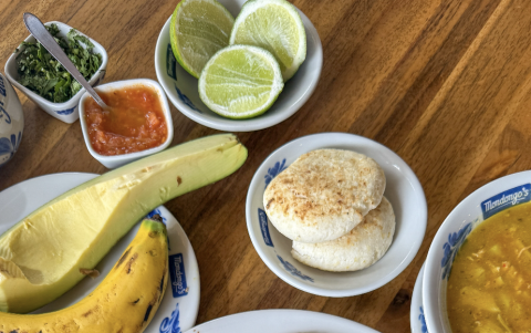 El plato típico antioqueño lleva arroz, fríjoles, carne, chicharrón, arepa y plátano maduro