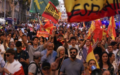 Manifestantes ondean banderas y gritan consignas en manifestación convocada por el partido de extrema derecha Vox contra el primer ministro español, Pedro Sánchez, en Madrid, el 13 de junio de 2025.