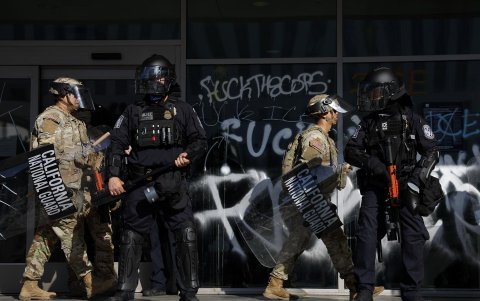 Miembros de la Guardia Nacional durante las protestas en Los Ángeles (EE.UU).