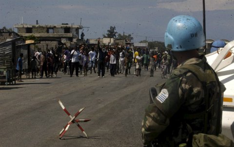Soldados de la Misión de Estabilización de las Naciones Unidas en Haití patrullan las calles de Cité Soleil, uno de los barrios más peligrosos de la capital, Puerto Príncipe.