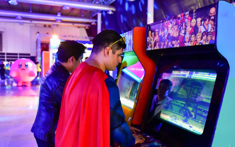 Decenas de videojuegos de todo tipo para que las personas puedan jugar libremente.