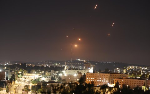 Misiles lanzados desde Irán sobre Jerusalén, este viernes. El ejército israelí ha identificado misiles lanzados desde Irán hacia territorio israelí, como respuesta a los bombardeos israelíes.