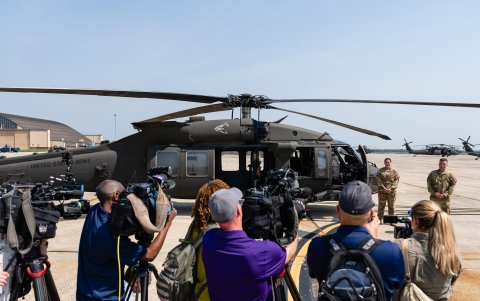 Miembros de la tripulación de un Sikorsky UH-60 Black Hawk frente a los medios de comunicación antes del desfile del 250.º aniversario del ejército de EE. UU. en la Base Conjunta Andrews, Maryland.