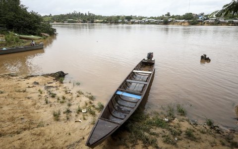 Embarcaciones en las orillas del río Cuyuni, que separa a Venezuela de Guyana (estado de Guayana Esequiba, según el gobierno venezolano), en San Martín de Turumbang, estado Bolívar.