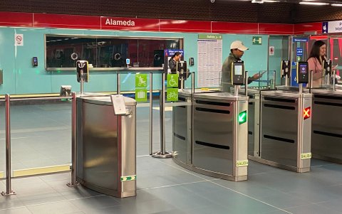 El Ejido. En el acceso de La Circasiana no había personal atendiendo en ninguna de las tres ventanillas disponibles ni personal que facilitara información.