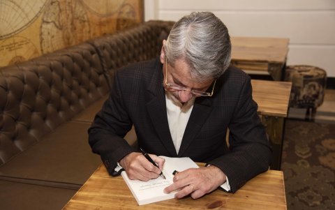 El autor presentó la novela recientemente durante la Feria Internacional del Libro de Quito.