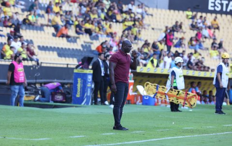 Segundo Castillo dirigiendo a Barcelona durante su último partido en el estadio Monumental