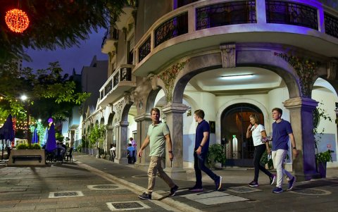 Durante las noches, la calle Panamá recibe a una baja cantidad de visitantes, debido a que la mayoría de sus locales están cerrados.