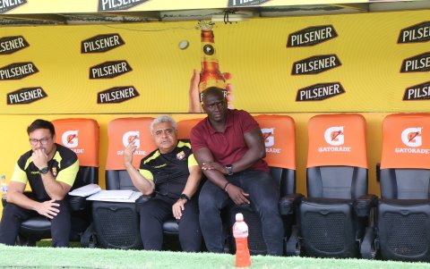 Segundo Castillo (d), entrenador del Barcelona SC.