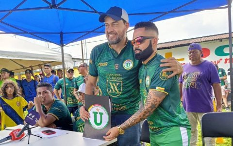 Santiago Rodríguez (derecha) junto a Jaime Iván Kaviedes en la presentación del futbolista en Liga Deportiva Universitaria de El Carmen.