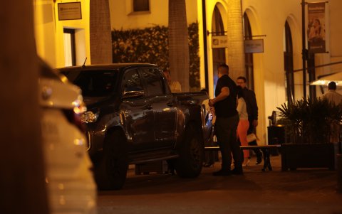 En ocasiones, los guardaespaldas prefieren quedarse cerca del vehículo custodio y esperar al cliente allí.