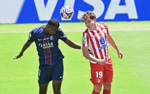 Willian Pacho en la marca sobre Julián Álvarez durante el juego por el Mundial de Clubes.