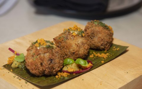 Entre sus platos más conocidos están las croquetas de seco de pato con maduro y salprieta.