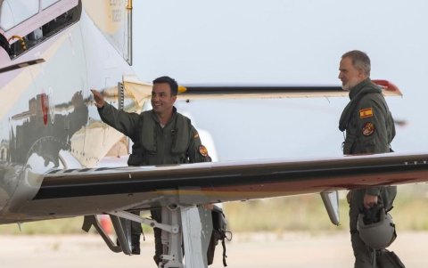 Felipe VI, en su preparación previa al vuelo en la nueva aeronave de entrenamiento PC-21