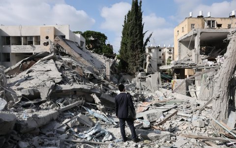 Un hombre judío inspecciona los daños en una escuela de niñas judías ortodoxas después de que misiles balísticos iraníes impactaran Bnei Brak, en el centro de Israel, el 16 de junio de 2025.