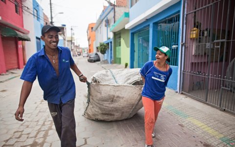 Una pareja de recicladores de la Cooperativa Nova Esperança, durante una jornada de reciclaje en Sao Paulo (Brasil).