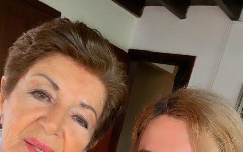 Junto a su madre, Mariana.