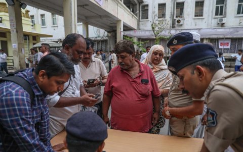 Los familiares de una víctima lloran tras recibir la noticia de su muerte en un accidente aéreo en Ahmedabad, Gujarat, oeste de la India.