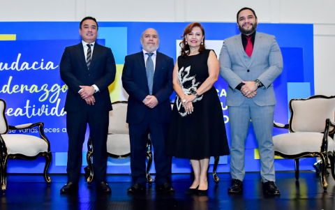 El autor del libro junto a su esposa, Galicia Mejía de Cueva, y sus hijos Fernando y Carlos Cueva Mejía.