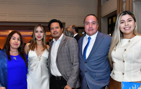 Estela Cueva, Michelle Conniff, Daniel Solís, Julio Cueva y Stefania González.