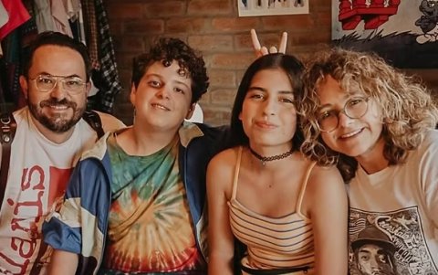 El corto de Cattani sigue a dos adolescentes que participan en un certamen para poder conocer a las Spice Girls.